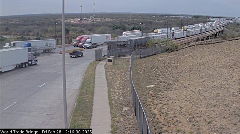 Immagine webcam che mostra lunghe file di camion dal lato messicano del porto di Laredo
